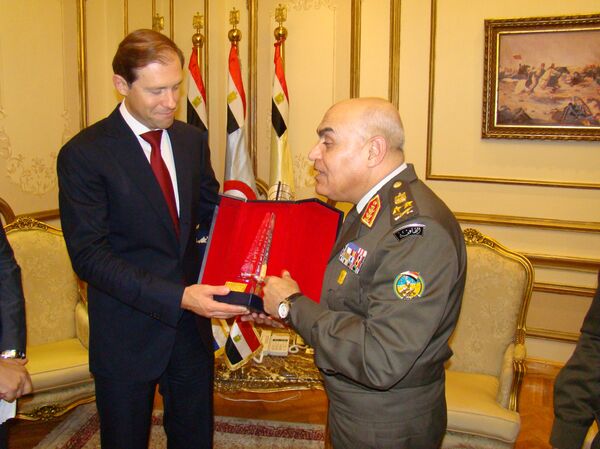هدية وزير الدفاع المصرى لوزير التجارة والصناعة الروسى - سبوتنيك عربي