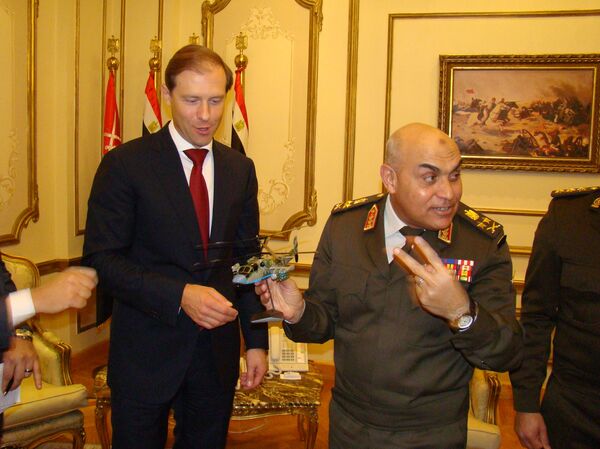 مروحية كا - 52 كا هدية وزير التجارة والصناعة الروسى لوزير الدفاع المصرى - سبوتنيك عربي