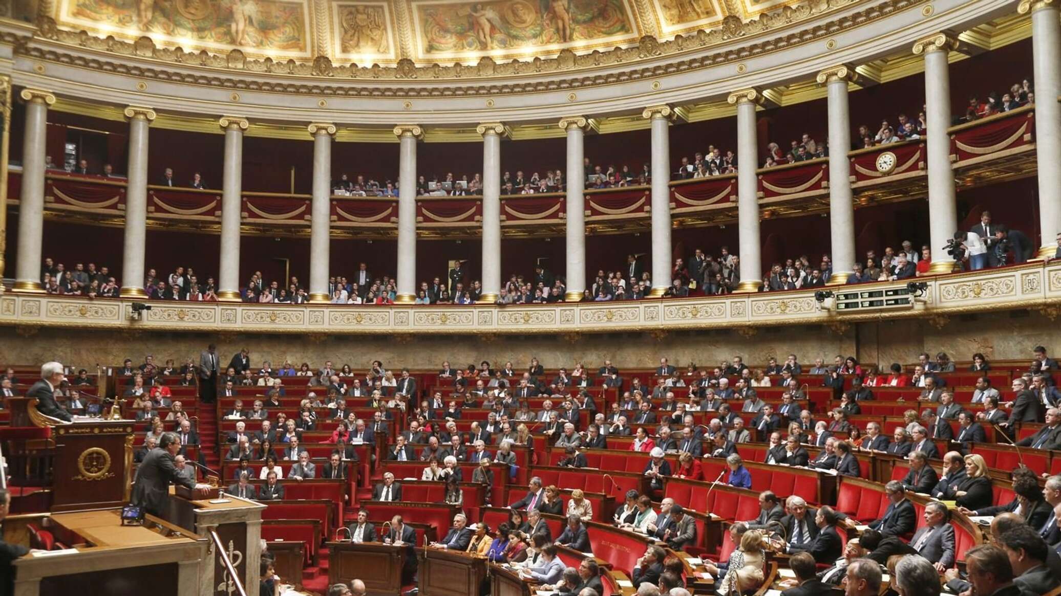 البرلمان الفرنسي يحجب الثقة عن الحكومة