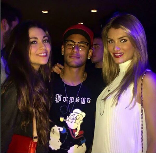 نيمار مع الحسناوات - سبوتنيك عربي