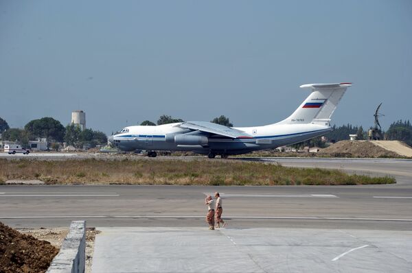 طائرة إيل - 76 الروسية في قاعدة حميميم في سوريا  - سبوتنيك عربي