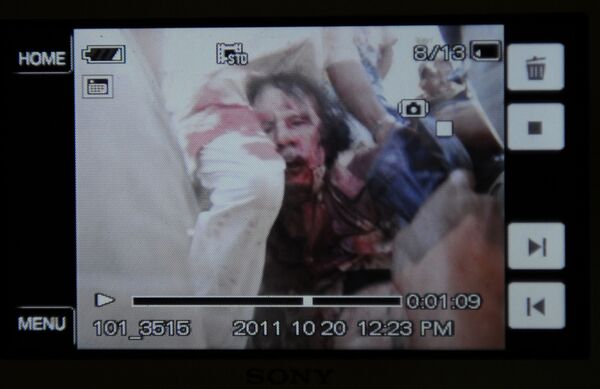 صورة من فيديو التقطت أثناء اعتقال القائد الليبي السابق معمر القذافي - سبوتنيك عربي