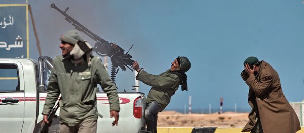 مقاتل يطلق النار من منظومة غراد على طائرة مقاتلة في رأس-لانوف في ليبيا - سبوتنيك عربي