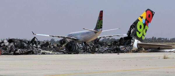 طائرة محترقة في مطار طرابلس في ليبيا - سبوتنيك عربي