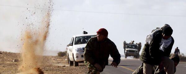 الميليشيات أثناء التفجير الذي وقع بالقرب من بلدة بن جواد في ليبيا - سبوتنيك عربي