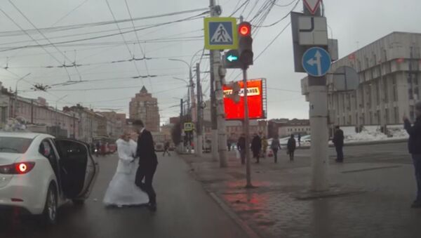 عروس روسية تضرب زوجها وتهرب من سيارة الفرح - سبوتنيك عربي