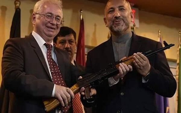 السفير الروسي ومستشار الأمن الوطني الأفغاني أثناء حفل التسليم - سبوتنيك عربي