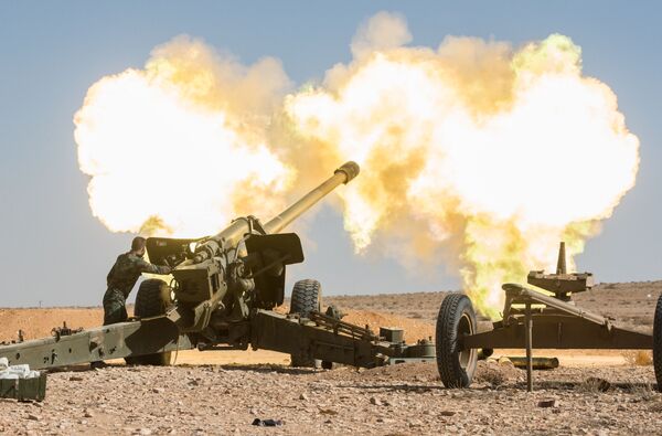 السلاح الثقيل للقوات الجيش العربي السوري يستهدف مواقع تابعة للإرهابيين في مدينة مخين بسوريا. - سبوتنيك عربي