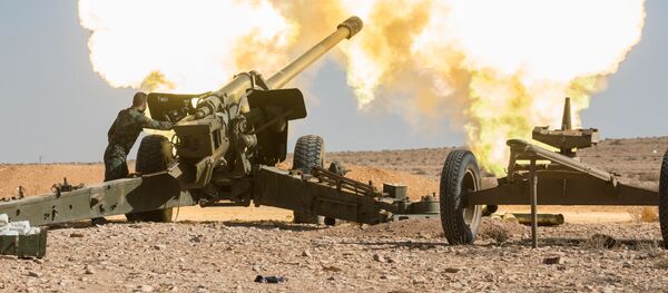 السلاح الثقيل للقوات الجيش العربي السوري يستهدف مواقع تابعة للإرهابيين في مدينة مخين بسوريا. - سبوتنيك عربي