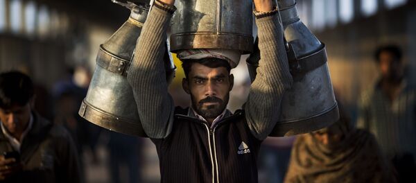 رجل هندي يحمل جراتحليب على محطة قطارغازي آباد في الهند، 24 فبراير/ شباط 2016. رجل هندي يحمل جراتحليب على محطة قطارغازي آباد في الهند، 24 فبراير/ شباط 2016. - سبوتنيك عربي