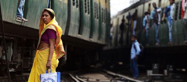 امرأة هندية تنتظر مرور قطار لكي تقطع السكة الحديدية بمحطة القطار في كالكوتا، 25 فبراير/ شباط 2015. وأعلنت وزارة السكك لحديدية، في نفس اليوم، في الهند أنها ستوفر كافة محطات القطار بـ الانترنت اللاسلكي. امرأة هندية تنتظر مرور قطار لكي تقطع السكة الحديدية بمحطة القطار في كالكوتا، 25 فبراير/ شباط 2015. وأعلنت وزارة السكك لحديدية، في نفس اليوم، في الهند أنها ستوفر كافة محطات القطار بـ الانترنت اللاسلكي. - سبوتنيك عربي