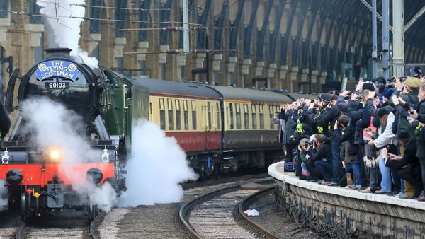 القطار البخاري فلاينغ سكوتلند (الاسكتلندي الطائر) يغادر محطة القطار كينغز كروس في لندن، 25 فبراير/ شباط 2016. - سبوتنيك عربي