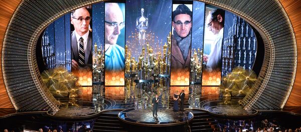 الممثل مارك ريلانس يستلم جائزته لأفضل ممثل مساعد في فيلم جسر الجواسيس، 28 فبراير/ شباط 2016. - سبوتنيك عربي