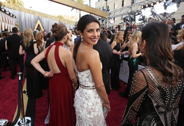 الممثلة الهندية بريانكا تشوبرا تصل السجادة الحمراء للحفل الـ 88 لتوزيع جوائز أوسكار، 28 فبراير/ شباط 2016. - سبوتنيك عربي