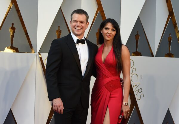 الممثل مات ديمون وزوجته لوتشيانا باروسو يصلان السجادة الحمراء للحفل الـ 88 لتوزيع جوائز أوسكار في هوليوود بكاليفورنيا، 28 فبراير/ شباط 2016. - سبوتنيك عربي