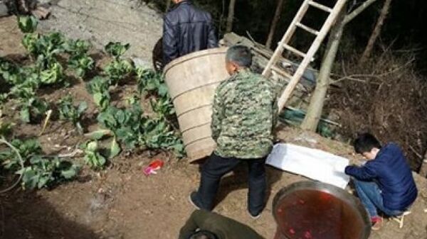 الدجالين يحضرون لوضع السيدة في الماء المغلي - سبوتنيك عربي