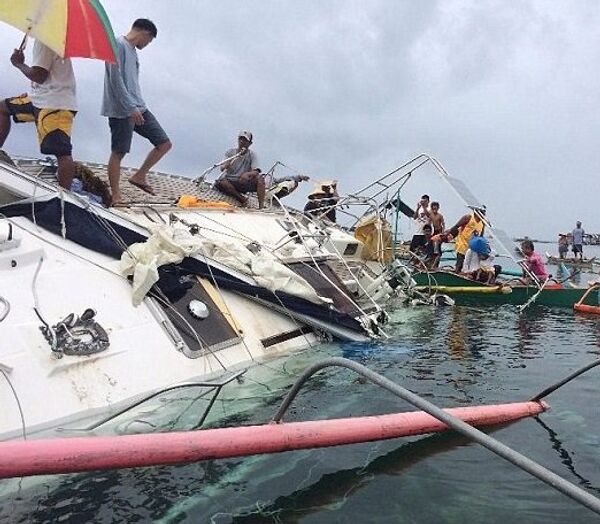 الصيادون وقت عثورهم على اليخت  - سبوتنيك عربي