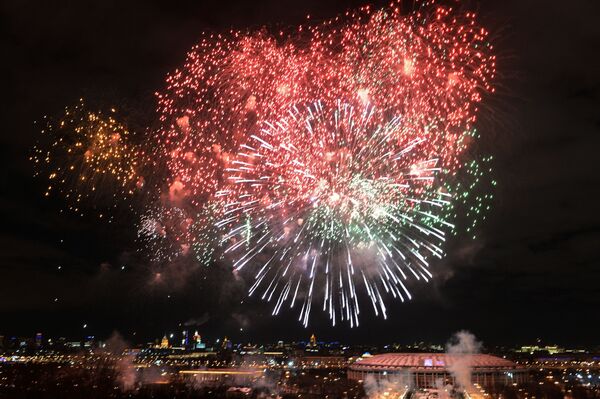 ألعاب نارية بمناسبة عيد حماة الوطن في منطقة فارابيوفي غوري موسكو ألعاب نارية بمناسبة عيد حماة الوطن في منطقة فارابيوفي غوري موسكو - سبوتنيك عربي