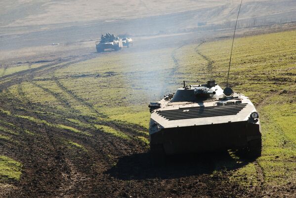 قوات الدفاع الشعبي في جمهورية دونيتسك خلال التدريبات العسكرية في منطقة ستاروبيشنسكي بمقاطعة دونيتسك. الصورة لمركبة المشاة القتالية ب.م.ب.-1. قوات الدفاع الشعبي في جمهورية دونيتسك خلال التدريبات العسكرية في منطقة ستاروبيشنسكي بمقاطعة دونيتسك. الصورة لمركبة المشاة القتالية ب.م.ب.-1. - سبوتنيك عربي