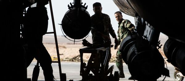 عناصر الجيش السوري يجهزون المقاتلة سو-22 للإقلاع من القاعدة الجوية السورية في محافظة حمص. - سبوتنيك عربي