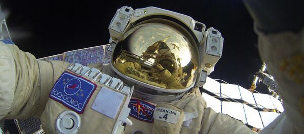 الرائد الروسي يخرج إلى الفضاء المفتوح. - سبوتنيك عربي