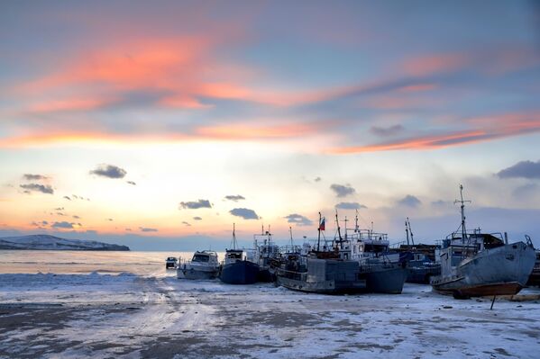 سفن عند ميناء قرية خوجيرعلى جزيرة أولخون على بحيرة بايكال المتجمدة سفن عند ميناء قرية خوجيرعلى جزيرة أولخون على بحيرة بايكال المتجمدة - سبوتنيك عربي