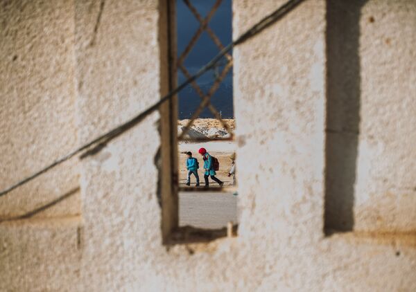 أطفال سوريون في شوارع أحد مخيمات اللاجئين في دمشق أطفال سوريون في شوارع أحد مخيمات اللاجئين في دمشق - سبوتنيك عربي