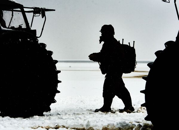 تتمكن المدرعة الروسية الجديدة من عبور أي نوع من التضاريس وأي عمق للمياه، حيث بدأ النموذج الأول لمدرعة Sherp في عام 2012، وتمت مشاهدتها على الطرق الوعرة في أغسطس/آب 2015. تتمكن المدرعة الروسية الجديدة من عبور أي نوع من التضاريس وأي عمق للمياه، حيث بدأ النموذج الأول لمدرعة Sherp في عام 2012، وتمت مشاهدتها على الطرق الوعرة في أغسطس/آب 2015. - سبوتنيك عربي