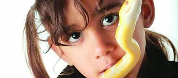 طفلة سعودية تربى الأفاعى الضخمة - سبوتنيك عربي