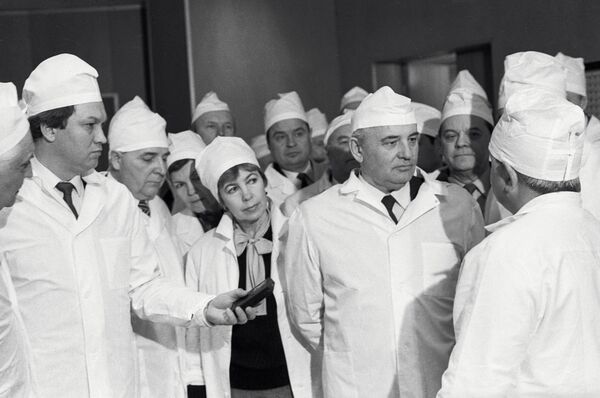 الزيارة الأولى لمخائيل غورباتشوف وزوجته إلى محطة تشيرنوبل النووية - سبوتنيك عربي