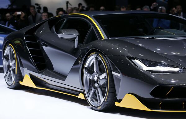 الموديل الحديث من سيارة Lamborghini Centenario خلال معرض جنيف الدولي للسيارات، 1 مارس/ آذار 2016. - سبوتنيك عربي