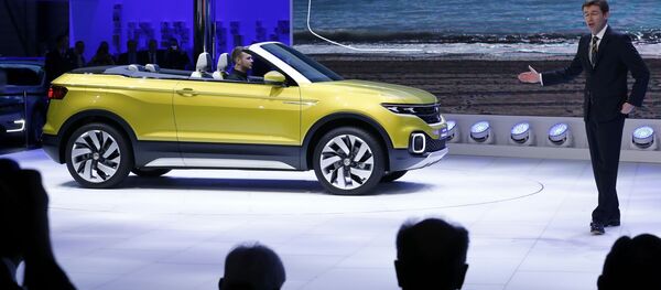 أحد أعضاء مجلس إدارة شركة فولكس واغن، فرانك ويلش، يقدم الموديل الجديد للسيارة T-Cross Breeze خلال المعرض الـ 86 جنيف الدولي للسياران. - سبوتنيك عربي