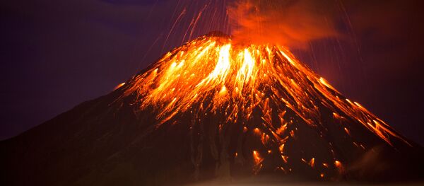 ثوران بركان تونغورارا في إكوادور، 27 فبراير/ شباط 2016. - سبوتنيك عربي