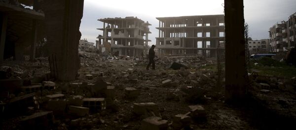 رجل وسك ركام المنازل في منطقة خاضعة لسيطرة المعارضة السورية في حي جوبر بدمشق، في سوريا، 2 مارس/ آذار 2016. - سبوتنيك عربي