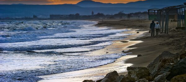 شاطئ البحر الأسود في قرية بيريغوفو في مقاطعة فيودوسيا في القرم، روسيا. - سبوتنيك عربي