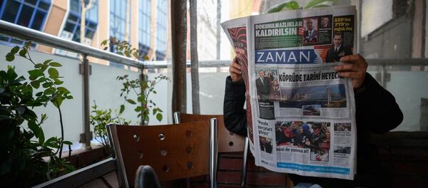 رجل يقرأ صحيفة زمان بعد أن أصبحت موالية للحكومة رجل يقرأ صحيفة زمان بعد أن أصبحت موالية للحكومة - سبوتنيك عربي