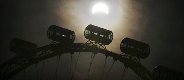 كسوف الشمس على خلفية العجل في سنغافورا، 9 مارس/ آذار 2016. - سبوتنيك عربي