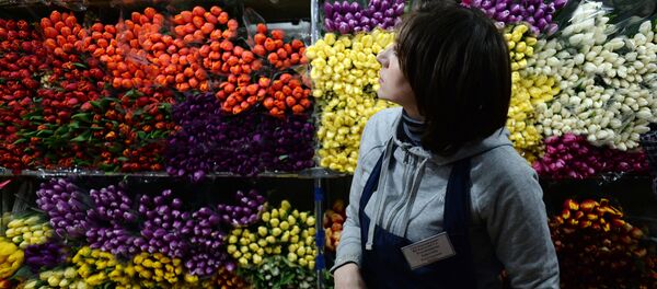 بيع الورود قبيل اليوم العالمي للنساء في موسكو، 8 مارس/ آذار 2016. - سبوتنيك عربي