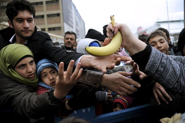 توزيع الطعام المجاني على اللاجئين في ميناء بيري في أثينا، 8 مارس/ آذار 2016. - سبوتنيك عربي
