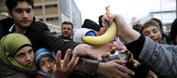 توزيع الطعام المجاني على اللاجئين في ميناء بيري في أثينا، 8 مارس/ آذار 2016. - سبوتنيك عربي