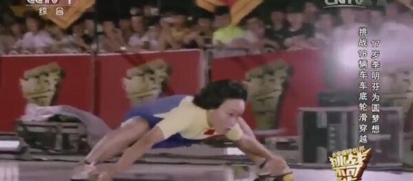 فتاة صينية تفعل شئ لا يصدق فتاة صينية تفعل شئ لا يصدق - سبوتنيك عربي