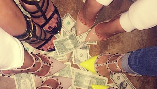 النقود تحت اقدامهم النقود تحت اقدامهم - سبوتنيك عربي