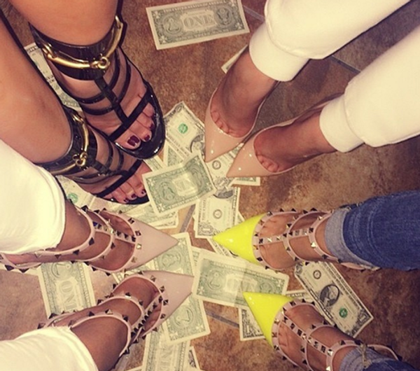 النقود تحت اقدامهم النقود تحت اقدامهم - سبوتنيك عربي