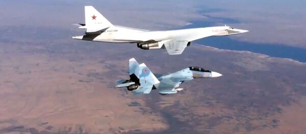 حاملة الصواريخ تو-160 ترافق القاذفة الروسية سو-30 س/م فوق سماء سوريا. - سبوتنيك عربي