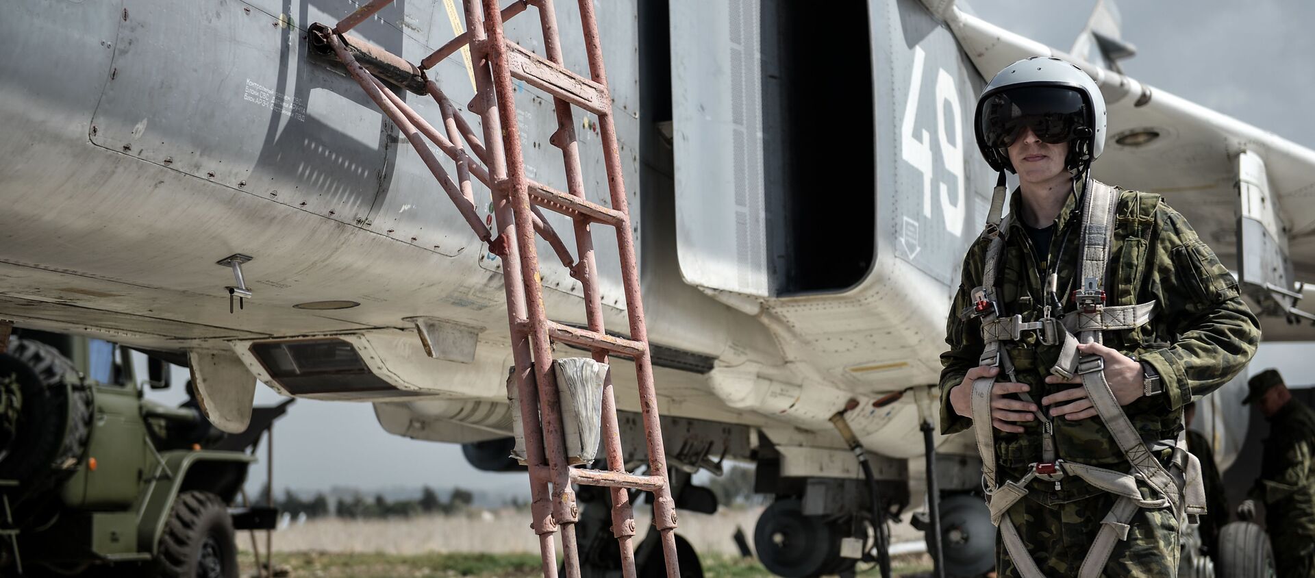 طيار القوات الجوية-الفضائية الروسية بجوار المقاتلة سو-24 في القاعدة الجوية السورية حميميم. - سبوتنيك عربي, 1920, 22.02.2020