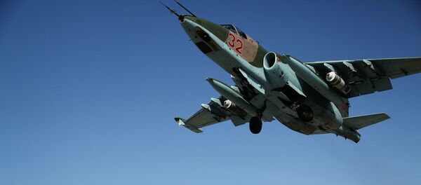 الطائرات الحربية سو-25 تقلع من القاعدة العجوية الروسية حميميم في سوريا. - سبوتنيك عربي