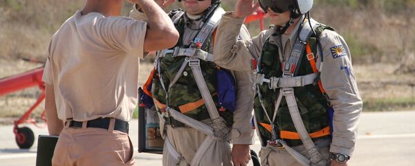 طيارا القوات الجوية-الفضائية الروسية يحييان قائدهما في القاعدة الجوية السورية حميميم. - سبوتنيك عربي