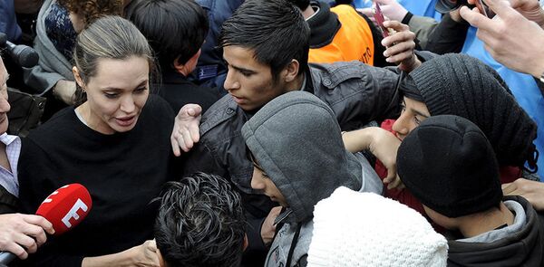 أنجلينا جولي تلتقي لاجئين في ميناء بيرايوس في اليونان أنجلينا جولي تلتقي لاجئين في ميناء بيرايوس في اليونان - سبوتنيك عربي