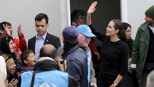 أنجلينا جولي تلتقي لاجئين في ميناء بيرايوس في اليونان - سبوتنيك عربي