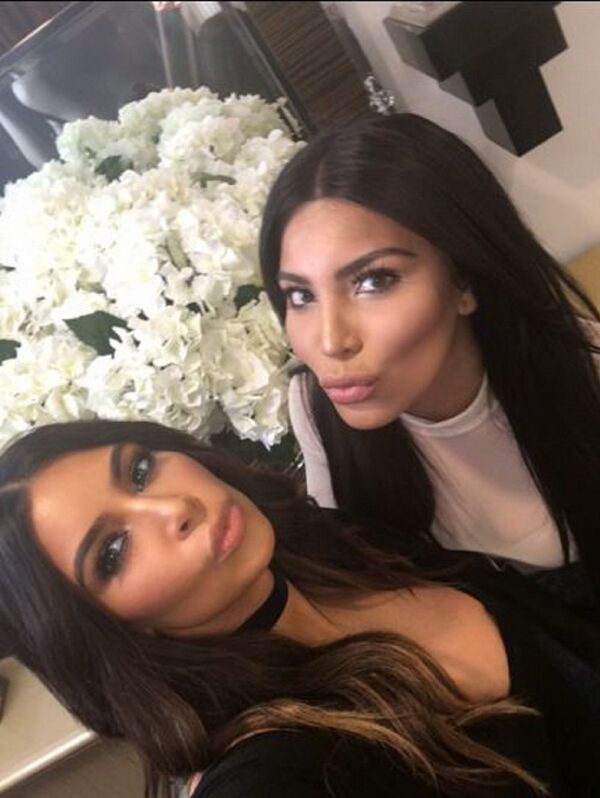 سيلفي كيم كارداشيان مع شبيهتها   - سبوتنيك عربي